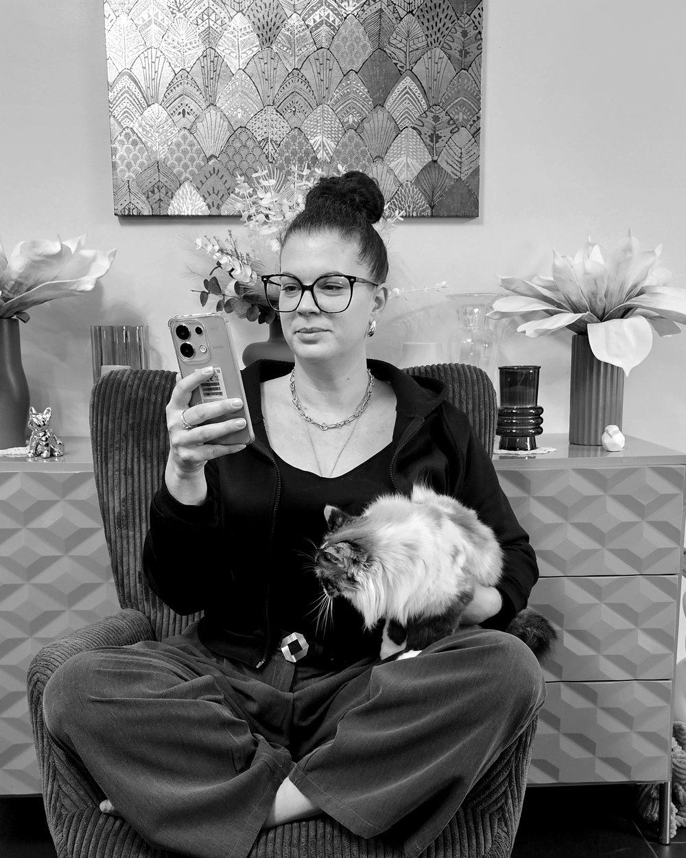 Marine Caucanas chez elle, avec son chat