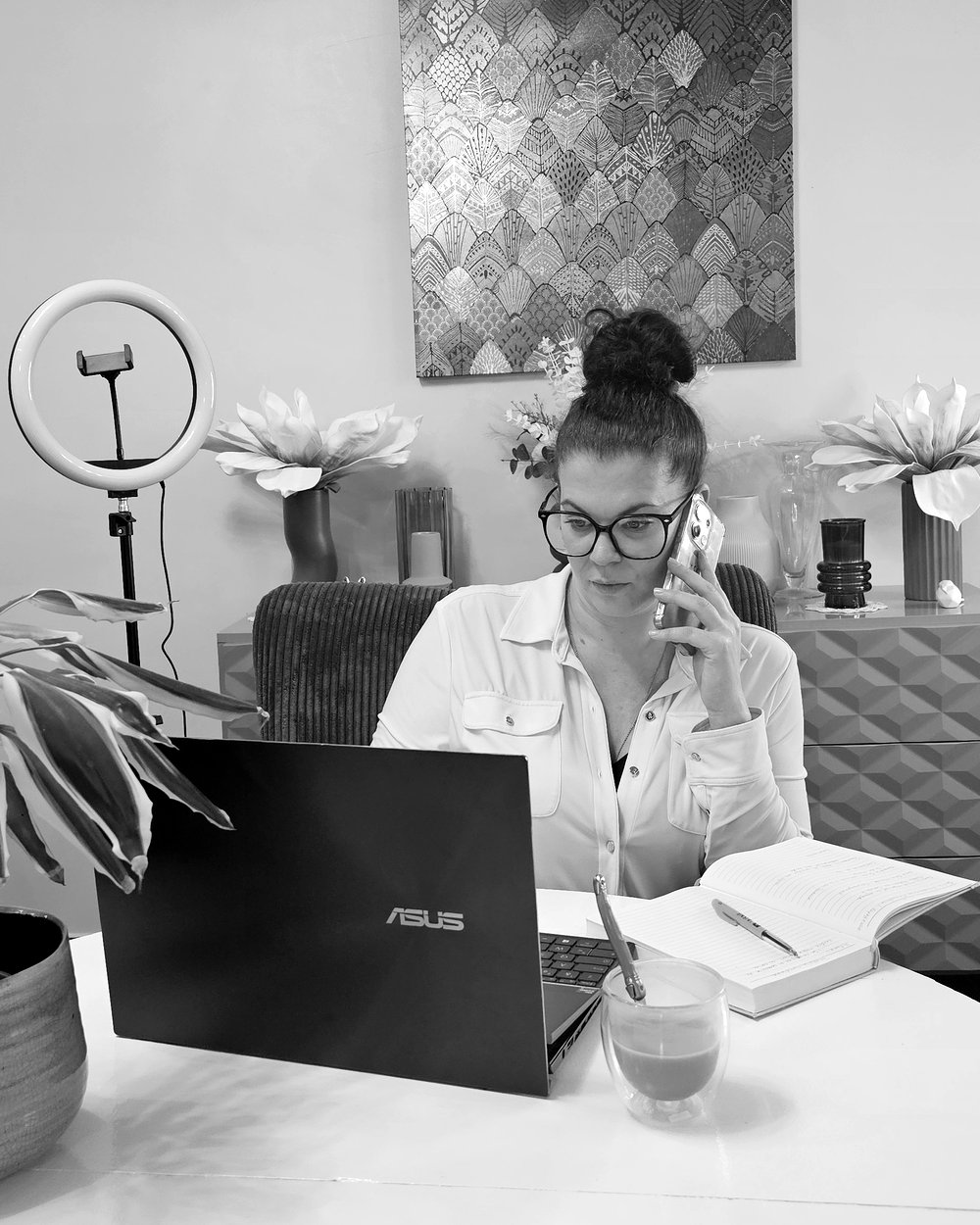 Marine Caucanas, fondatrice de Numérine, au travail sur un dossier client